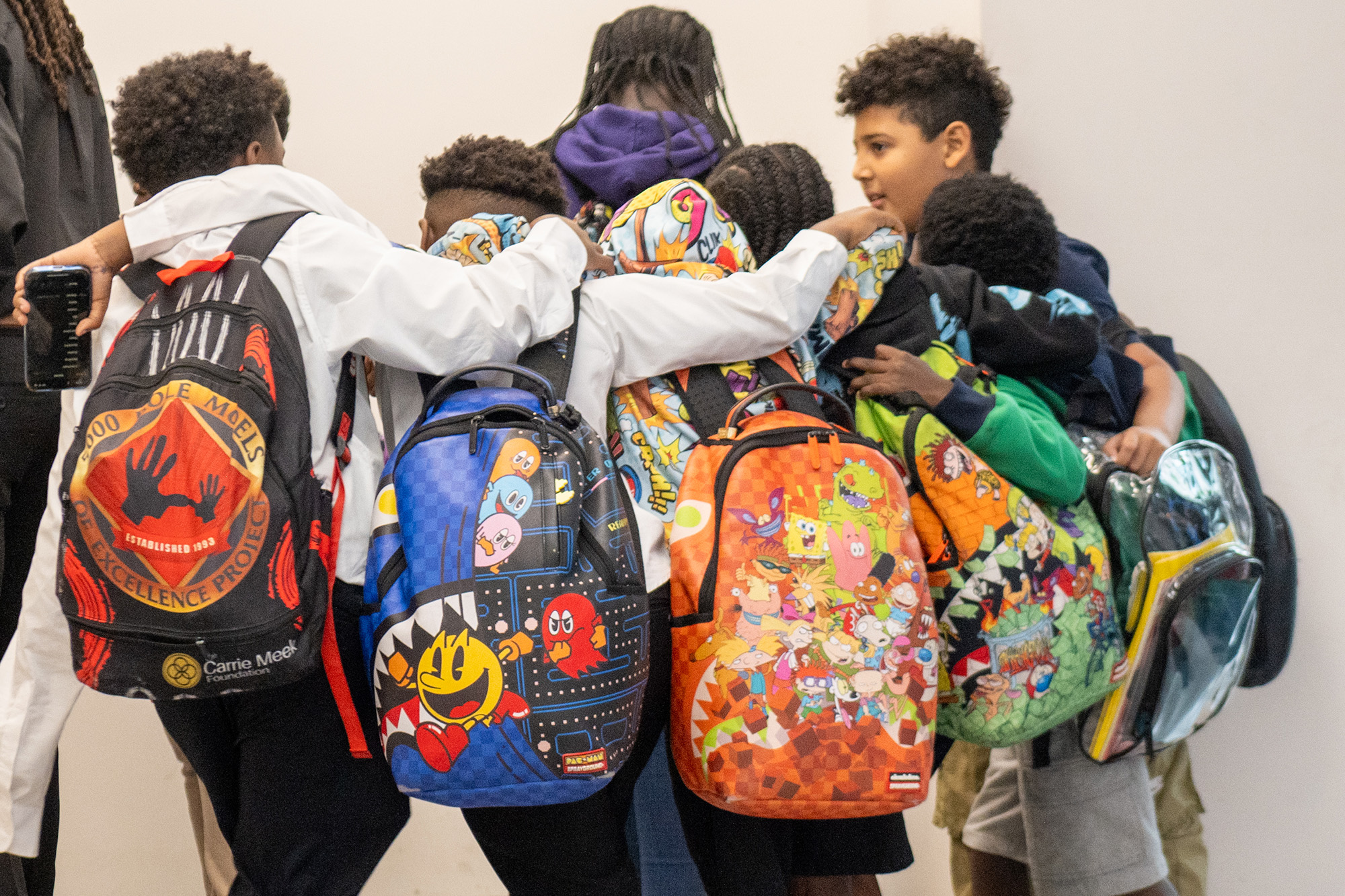 children-with-backpacks_elementary-programs_2000x1333_2