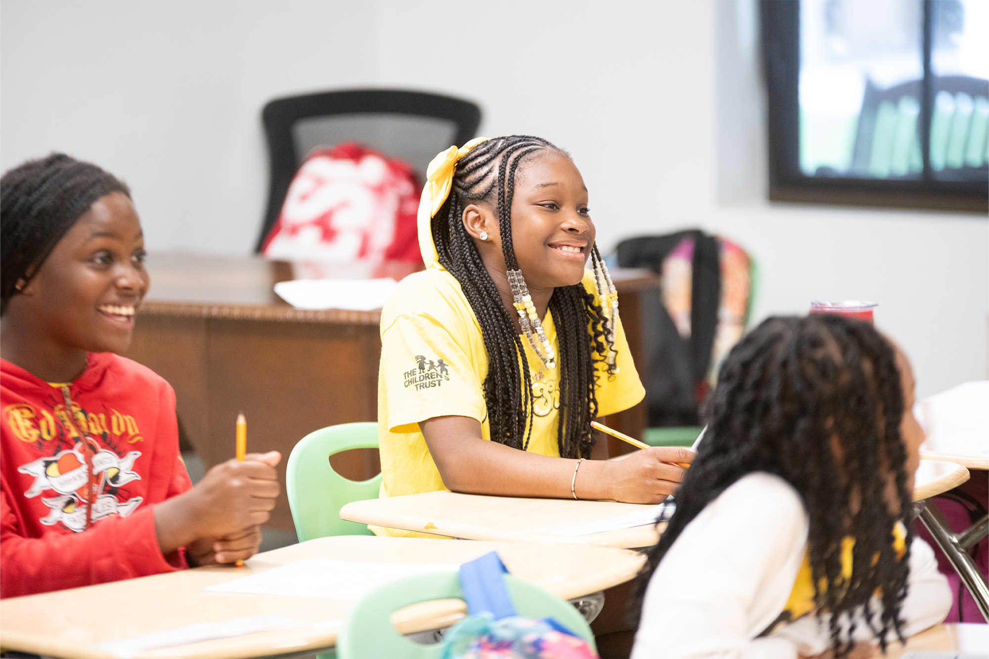 smiling-girl-in-class_honey-shine_2000x1333
