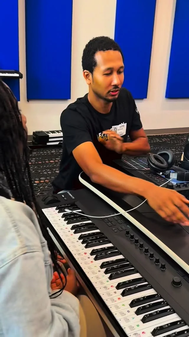 Big things—amazing and inspiring things—are happening inside the We The Best Music Lab at OYC Miami!🙌🏽🔥
Youth are learning how to make custom beats and dive into sound engineering, and the track featured here was created with guidance from Guitars Over Guns, powered by the support of Playing for Change. 
The Music Lab is more than a studio—it’s a launchpad for confidence, creativity, and self-expression. Students are discovering their voices, telling their stories, and turning inspiration into music. 💙
🎶@wethebestfoundation @guitarsoverguns @playingforchangefoundation @OYCmiami